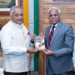 एम्स गुवाहाटी के अध्यक्ष द्वारा मिजोरम के राज्यपाल को पुस्तकें भेंट