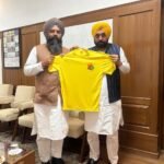 मुख्यमंत्री भगवंत सिंह मान द्वारा शहीद-ए-आज़म भगत सिंह नेशनल मैराथन की टी-शर्ट जारी