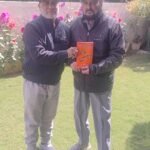 विद्या भारती द्वारा लेफ्टिनेंट कर्नल मनमोहन सिंह को “भारतीय शिक्षा दृष्टि” पुस्तक भेंट, जीवनभर की सेवाओं को किया नमन