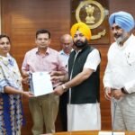 हरदीप सिंह मुंडियां ने तहसीलदारों और नायब तहसीलदारों को पदोन्नति पत्र सौंपे