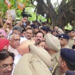राहुल गांधी के बयान एवं संसद में गतिरोध के विरोध में कांग्रेस मुख्यालय का घेराव करने पहुंचे भाजपा नेता गिरफ्तार, बाद में रिहा
