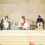 मुख्यमंत्री भगवंत सिंह मान ने अरविंद केजरीवाल और मनीष सिसोदिया के साथ श्री श्री रविशंकर जी का आशीर्वाद लिया
